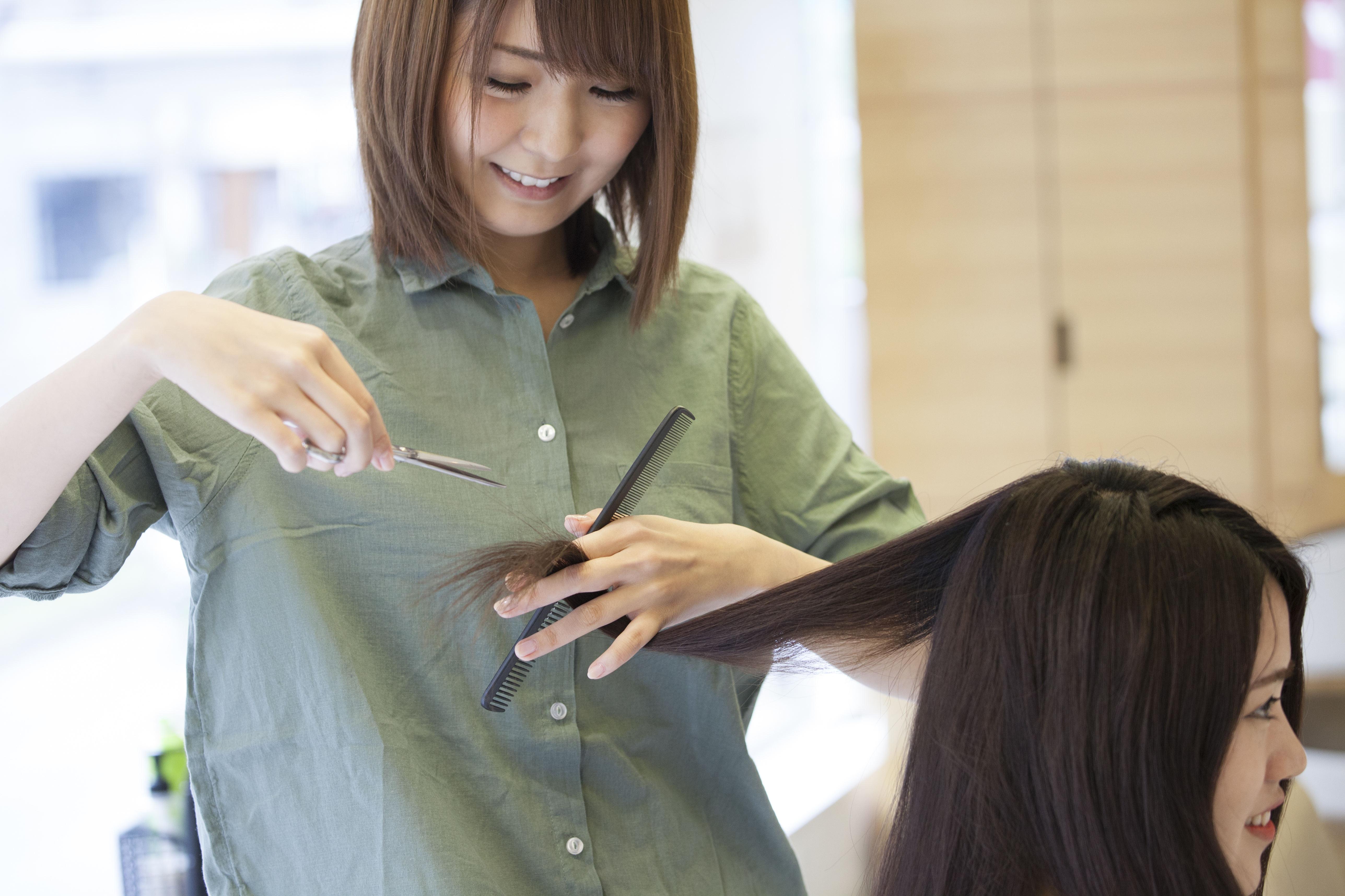 丁寧な施術の女性